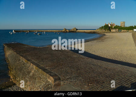 Flut am Hafen von La Rocque, Grouville, Jersey, Kanalinseln. Stockfoto