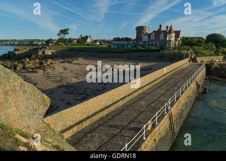 Flut am Hafen von La Rocque, Grouville, Jersey, Kanalinseln. Stockfoto