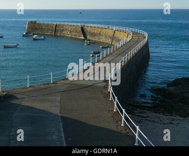 Flut am Hafen von La Rocque, Grouville, Jersey, Kanalinseln. Stockfoto