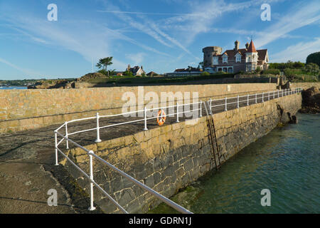 Flut am Hafen von La Rocque, Grouville, Jersey, Kanalinseln. Stockfoto