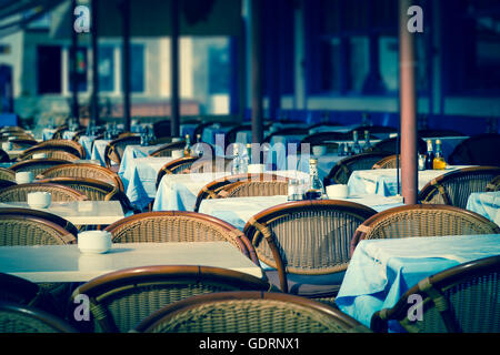 Leere Street Café in Paris an einem Sommermorgen Stockfoto