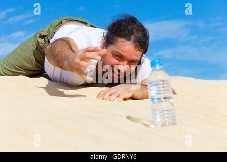 durstige Mann greift nach einer Flasche Wasser Stockfoto