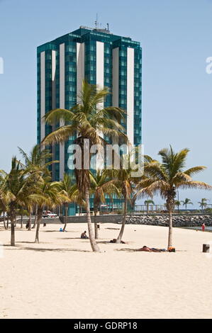 Geographie/Reisen, Spanien, Kanarische Inseln, Lanzarote, Arrecife, Hotel "Gran Hotel", Playa del Reducto, Palmen, Additional-Rights - Clearance-Info - Not-Available Stockfoto