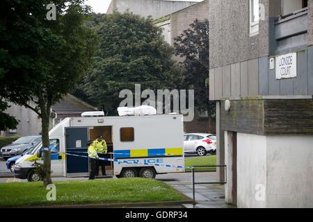 Polizei am Tatort am Donside Hof in der Tillydrone Gegend von Aberdeen, wo zwei Männer und eine Frau nach einer Störung starb. Stockfoto
