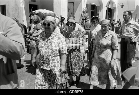 Deutsche Touristen in den Straßen von Capri, 1957 Stockfoto