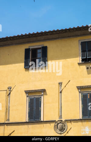 Architektonisches Detail auf alte Fassade des Hauses in Via Cavalla, Pisa, Toskana, Italien. Stockfoto