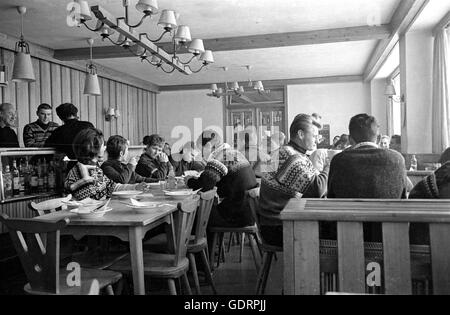 Österreichischer Skifahrer während des Essens in Weißseehaus, 1962 Stockfoto