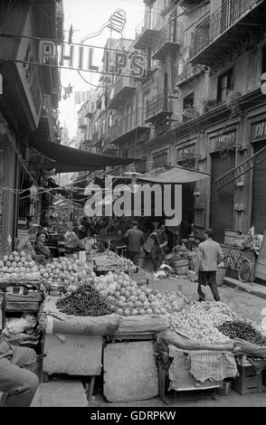 Marktstände mit Essen in einer Gasse in Palermo, 1963 Stockfoto