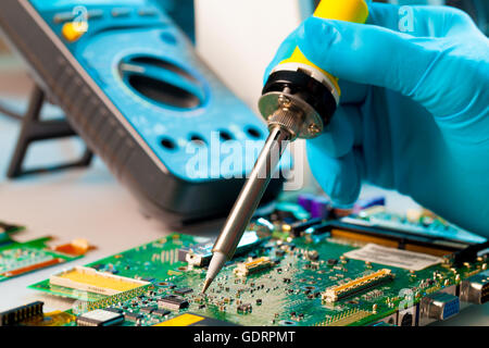 Das Löten von Chips auf der Leiterplatte Stockfoto