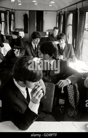 Die Beatles im Speisewagen auf A harte Tage Nachtzug. Stockfoto