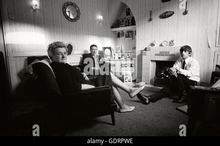 Ringo Starr mit seiner Mutter Elsie Starkey und seinem Stiefvater Harry Graves in ihr neues Haus in Gateacre Liverpool Stockfoto