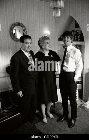 Ringo Starr mit seiner Mutter Elsie Starkey und seinem Stiefvater Harry Graves in ihr neues Haus in Gateacre Liverpool Stockfoto