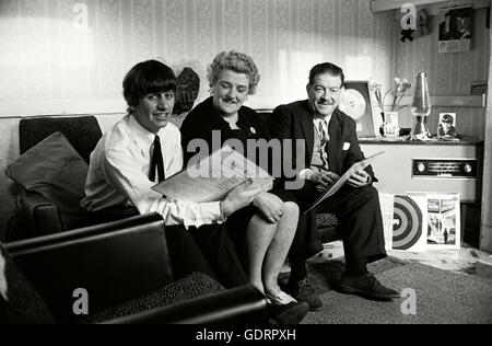 Ringo Starr mit seiner Mutter Elsie Starkey und seinem Stiefvater Harry Graves in ihr neues Haus in Gateacre Liverpool Stockfoto