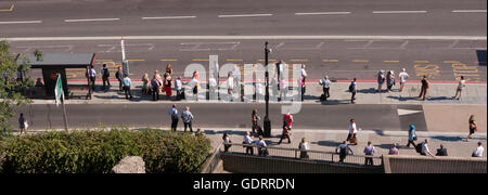 London, UK. 19. Juli 2016. Die London-Hitzewelle verursacht Chaos auf den Straßen und Schiene Transport Pendler warten auf Busse gegenüber der Tower of London Credit: Motofoto/Alamy Live News Stockfoto