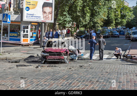 Kiew, Ukraine. 20. Juli 2016. Polizei und Sprengstoff-Experten arbeiten auf der Baustelle einer Auto-Explosion des berühmten unabhängige weißrussische Journalisten Pavel Sheremet, in Kiew, Ukraine, am 20. Juli 2016. Prominenter 44-jährige belarussischen stammende Journalist Pavel Sheremet wurde in einem Auto in der Innenstadt von Kiew Bombardierung getötet. Bildnachweis: Panama/Alamy Live-Nachrichten Stockfoto