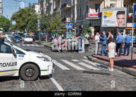 Kiew, Ukraine. 20. Juli 2016. Polizei und Sprengstoff-Experten arbeiten auf der Baustelle einer Auto-Explosion des berühmten unabhängige weißrussische Journalisten Pavel Sheremet, in Kiew, Ukraine, am 20. Juli 2016. Prominenter 44-jährige belarussischen stammende Journalist Pavel Sheremet wurde in einem Auto in der Innenstadt von Kiew Bombardierung getötet. Bildnachweis: Panama/Alamy Live-Nachrichten Stockfoto