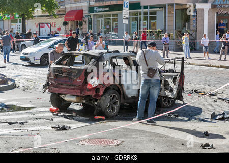 Kiew, Ukraine. 20. Juli 2016. Polizei und Sprengstoff-Experten arbeiten auf der Baustelle einer Auto-Explosion des berühmten unabhängige weißrussische Journalisten Pavel Sheremet, in Kiew, Ukraine, am 20. Juli 2016. Prominenter 44-jährige belarussischen stammende Journalist Pavel Sheremet wurde in einem Auto in der Innenstadt von Kiew Bombardierung getötet. Bildnachweis: Panama/Alamy Live-Nachrichten Stockfoto