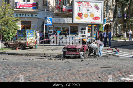 Kiew, Ukraine. 20. Juli 2016. Polizei und Sprengstoff-Experten arbeiten auf der Baustelle einer Auto-Explosion des berühmten unabhängige weißrussische Journalisten Pavel Sheremet, in Kiew, Ukraine, am 20. Juli 2016. Prominenter 44-jährige belarussischen stammende Journalist Pavel Sheremet wurde in einem Auto in der Innenstadt von Kiew Bombardierung getötet. Bildnachweis: Panama/Alamy Live-Nachrichten Stockfoto