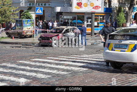 Kiew, Ukraine. 20. Juli 2016. Polizei und Sprengstoff-Experten arbeiten auf der Baustelle einer Auto-Explosion des berühmten unabhängige weißrussische Journalisten Pavel Sheremet, in Kiew, Ukraine, am 20. Juli 2016. Prominenter 44-jährige belarussischen stammende Journalist Pavel Sheremet wurde in einem Auto in der Innenstadt von Kiew Bombardierung getötet. Bildnachweis: Panama/Alamy Live-Nachrichten Stockfoto