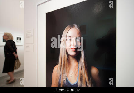 National Portrait Gallery London, UK. 20. Juli 2016. William Eggleston Porträts. Über 100 Werke von amerikanischen Fotografen William Eggleston wegweisende gehen auf dem Display spanning seine Karriere aus den 1960er Jahren bis zur Gegenwart. Eröffnet wird die Ausstellung für die Öffentlichkeit ab 21. Juli - 23 Oktober. Bildnachweis: Malcolm Park/Alamy Live-Nachrichten. Stockfoto