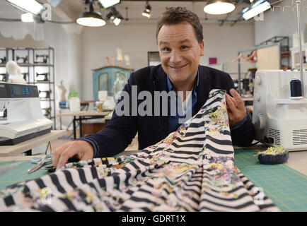 Berlin, Deutschland. 30. Mai 2016. Designer Guido Maria Kretschmer stellt bei den Dreharbeiten der 2. Staffel der Vox-Serie "Geschickt Eingefaedelt" in Berlin, Deutschland, 30. Mai 2016. Foto: Britta Pedersen/Dpa/Alamy Live News Stockfoto