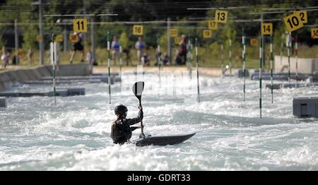 Lee Valley White Water Centre, Waltham Abbey, Hertfordshire, Großbritannien. 20. Juli 2016.  Der Kurs mit einer Kanute in der Silhouette. Britische Kanu Absenden Event für die Olympischen Spiele in Rio2016. Lee Valley White Water Centre. Waltham Abbey. Hetfordshire. VEREINIGTES KÖNIGREICH. 20.07.2016. Bildnachweis: Sport In Bilder/Alamy Live-Nachrichten Stockfoto