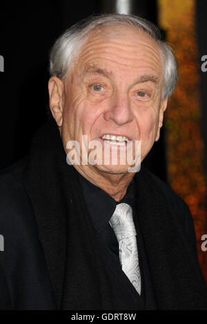 Hollywood, CA, USA. 5. Dezember 2011. 19. Juli 2016 - ist Schauspieler, Regisseur, Autor und Produzent Garry Marshall im Alter von 81 Jahren gestorben. Seine bemerkenswerten Gutschriften enthalten erstellen Happy Days und seine verschiedenen Spin-offs, Entwicklung von Neil Simon 1965 spielen The Odd Couple für das Fernsehen und Regie, Pretty Woman, Runaway Bride, Valentinstag, Silvester, Muttertag, The Princess Diaries und The Princess Diaries 2: Royal Engagement. Foto: 5. Dezember 2011 - Hollywood, Kalifornien - Garry Marshall. '' Silvester '' Los Angeles Premiere statt im Grauman Chinese Theatre. Bildnachweis Stockfoto