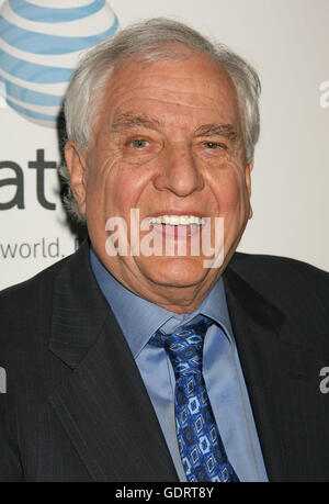 Hollywood, Kalifornien, USA. 26. April 2008. 19. Juli 2016 - ist Schauspieler, Regisseur, Autor und Produzent Garry Marshall im Alter von 81 Jahren gestorben. Seine bemerkenswerten Gutschriften enthalten erstellen Happy Days und seine verschiedenen Spin-offs, Entwicklung von Neil Simon 1965 spielen The Odd Couple für das Fernsehen und Regie, Pretty Woman, Runaway Bride, Valentinstag, Silvester, Muttertag, The Princess Diaries und The Princess Diaries 2: Royal Engagement. Foto: 26. April 2008 - Hollywood, Kalifornien - Garry Marshall. 19th annual Glaad Media Awards statt im Kodak Theatre. Bildnachweis: Russ Elliot Stockfoto