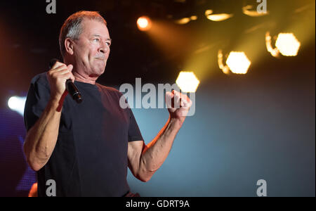 München, Deutschland. 19. Juli 2016. Sänger Ian Gillan von der britischen Band Deep Purple führt auf der Bühne in München, 19. Juli 2016. Die Rock-Legenden startete ihre Deutschland-Tournee mit einem Konzert in München. Foto: SVEN HOPPE/Dpa/Alamy Live News Stockfoto