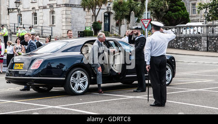 Ihre Majestät Naval Base Devonport, Plymouth, Devon, Großbritannien 20. Juli 2016. HRH Prince Of Wales Auto kommt und Prinz Charles wird auf der Basis begrüßt. Bildnachweis: Steve Lewington/Alamy Live-Nachrichten Stockfoto