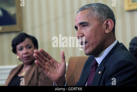 19. Juli 2016 - Washington, District Of Columbia, Vereinigte Staaten von Amerika - US-Präsident Barack Obama trifft sich mit Attorney General Loretta Lynch im Oval Office des weißen Hauses in Washington, DC am 19. Juli 2016..Credit: Dennis Brack / Pool über CNP (Credit-Bild: © Dennis Brack/CNP über ZUMA Draht) Stockfoto