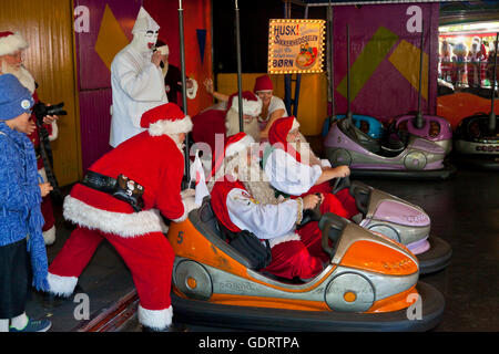 Klampenborg, Dänemark. 20. Juli 2016.  Rennen in den Autoscooter waren einer der Wettbewerbe auf dem Weltkongress für Santa Claus. Seit mehr als 50 Jahren kommen Weihnachtsmänner aus der ganzen Welt dieser 3-Tage-Kongress am Bakken, der Vergnügungspark im Hirschpark nördlich von Kopenhagen zu halten. Das Programm an diesem letzten Tag des Kongresses beinhaltet ein Fünfkampf unter Weihnachtsmänner aus mehr als zehn Ländern, Paraden, Unterhaltung, etc.. Bildnachweis: Niels Quist/Alamy Live-Nachrichten Stockfoto