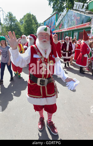 Klampenborg, Dänemark. 20. Juli 2016.  Weihnachtsmänner, Elfen und Weihnachtsmänner Ehefrauen parade von Wettkampf zu Wettkampf auf dem Weltkongress für Santa Claus. Seit mehr als 50 Jahren kommen Weihnachtsmänner aus der ganzen Welt dieser 3-Tage-Kongress am Bakken, der Vergnügungspark im Hirschpark nördlich von Kopenhagen zu halten. Das Programm an diesem letzten Tag des Kongresses beinhaltet ein Fünfkampf unter Weihnachtsmänner aus mehr als zehn Ländern, Paraden, Unterhaltung, etc.. Bildnachweis: Niels Quist/Alamy Live-Nachrichten Stockfoto