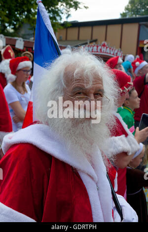 Klampenborg, Dänemark. 20. Juli 2016.  Ein Französisch-Santa beteiligt sich an den Wettbewerben auf dem Weltkongress für Santa Claus. Seit mehr als 50 Jahren kommen Weihnachtsmänner aus der ganzen Welt dieser 3-Tage-Kongress am Bakken, der Vergnügungspark im Hirschpark nördlich von Kopenhagen zu halten. Das Programm an diesem letzten Tag des Kongresses beinhaltet ein Fünfkampf unter Weihnachtsmänner aus mehr als zehn Ländern, Paraden, Unterhaltung, etc.. Bildnachweis: Niels Quist/Alamy Live-Nachrichten Stockfoto