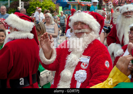 Klampenborg, Dänemark. 20. Juli 2016.  Einen winkenden Weihnachtsmann aus Japan auf dem Weltkongress für Santa Claus. Seit mehr als 50 Jahren kommen Weihnachtsmänner aus der ganzen Welt dieser 3-Tage-Kongress am Bakken, der Vergnügungspark im Hirschpark nördlich von Kopenhagen zu halten. Ein Fünfkampf unter Weihnachtsmänner aus mehr als zehn Ländern, Paraden, Unterhaltungen usw. standen auf dem Programm an diesem letzten Tag des Kongresses. Bildnachweis: Niels Quist/Alamy Live-Nachrichten Stockfoto