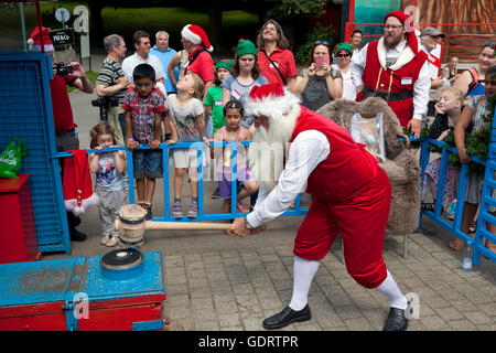 Klampenborg, Dänemark. 20. Juli 2016.  Eine dänische Santa an der hohen Stürmer und es klingelte sicherlich, ein anderes der Wettbewerbe auf dem Weltkongress für Santa Claus. Seit mehr als 50 Jahren kommen Weihnachtsmänner aus der ganzen Welt dieser 3-Tage-Kongress am Bakken, der Vergnügungspark im Hirschpark nördlich von Kopenhagen zu halten. Ein Fünfkampf unter Weihnachtsmänner aus mehr als zehn Ländern, Paraden, Unterhaltungen usw. standen auf dem Programm an diesem letzten Tag des Kongresses. Bildnachweis: Niels Quist/Alamy Live-Nachrichten Stockfoto