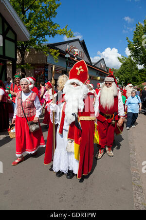 Klampenborg, Dänemark. 20. Juli 2016. Weihnachtsmänner, Elfen und Santas Ehefrauen parade zwischen den Wettbewerben auf dem Weltkongress für Santa Claus. Seit mehr als 50 Jahren kommen Weihnachtsmänner aus der ganzen Welt dieser 3-Tage-Kongress am Bakken, der Vergnügungspark im Hirschpark nördlich von Kopenhagen zu halten. In der Sommerhitze unter Weihnachtsmänner aus mehr als zehn Ländern, Paraden, Unterhaltungen usw. gehören zum Programm an diesem letzten Tag des Kongresses ein Fünfkampf. Der Weihnachtsmann mit den Bischofsstab und die Mitra-ähnlichen Hut ist aus Deutschland. Bildnachweis: Niels Quist/Alamy Live-Nachrichten Stockfoto