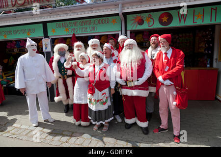 Klampenborg, Dänemark. 20. Juli 2016. Pierrot von Bakken und dem dänischen Team der Weihnachtsmänner, die über das internationale Team gewonnen. Seit mehr als 50 Jahren kommen Weihnachtsmänner aus der ganzen Welt dieser 3-Tage-Weltkongress Santa Claus am Bakken, der Vergnügungspark im Hirschpark nördlich von Kopenhagen zu halten. Das Programm an diesem letzten Tag des Kongresses beinhaltet ein Fünfkampf in der Sommerhitze unter Weihnachtsmänner aus mehr als zehn Ländern. Bildnachweis: Niels Quist/Alamy Live-Nachrichten Stockfoto