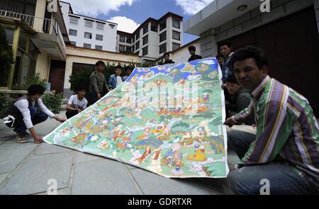 Lhasa, China Tibet autonome Region. 20. Juli 2016. Thangka Maler zeigen ihre Kunstwerke bei einem Workshop in Lhasa, der Hauptstadt von Südwesten Chinas Tibet autonome Region, 20. Juli 2016. Thangka, ein tibetisch-buddhistische Gemälde auf Baumwolle oder Seide, in der Regel zeigt, eine buddhistische Gottheit, eine Szene oder ein Mandala. Das Kunstwerk führt in der Regel mehrere unterschiedliche Funktionen, einschließlich Werkzeuge, Werkzeuge der Meditation oder Gebet Medien während der Rituale zu unterrichten. Bildnachweis: Jigme Dorje/Xinhua/Alamy Live-Nachrichten Stockfoto