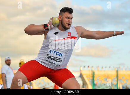 Bydgoszcz, Polen. 19. Juli 2016. Konrad Bukowiecki Polens wirft einen neuen Weltrekord im Finale der Herren Kugelstoßen während der Nachmittagssitzung am 1. Tag von der IAAF World Junior Championships Zawisza Stadium am 19. Juli 2016 in Bydgoszcz, Polen. Bildnachweis: Roger Sedres/Alamy Live-Nachrichten Stockfoto