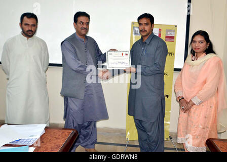 Stellvertretender Bürgermeister von Quetta, Younus Baloch verteilen Zertifikate unter den Teilnehmern im Workshop zum Thema Journalismus angeordnet durch Pakistan Presse Stiftung (PPF) vom Mittwoch, 20. Juli 2016 in Quetta. Stockfoto