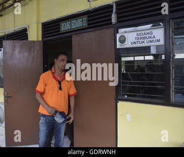 20. Juli 2016 - Semarang, Java, Indonesien - SEMARANG, Indonesien - 20 Juli: Kamran Malik, US-Bürger, aka Philip Russel in der Testversion Besitz Fall 97 Kilogramm Betäubungsmittel Art von Methamphetamin in den Generator Motor in Jepara, am Landgericht von Semarang, Java, Indonesien am 20. Juli 2016 geschmuggelt. (Kredit-Bild: © Sijori Bilder über ZUMA Draht) Stockfoto