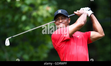 Datei. 20. Juli 2016. TIGER WOODS hat aus Baltusrol Golf Club nächste Woche gebeugt und die ehemalige Nummer 1 der Welt wird nicht in einer einzigen großen spielen in dieser Saison. PGA angekündigt, dass Woods PGA Championship, der letzte Major des Kalenderjahres in Herren Golf vermissen würde. Es hat zum ersten Mal in seiner Karriere, die Woods hat alle vier Majors in der gleichen Saison verpasst. Im Bild: 23. August 2015 abschlägt - Greensboro, North Carolina, USA - Tiger Woods das 4. Loch während der Endrunde der Wyndham Championship in Sedgefield. © Debby Wong/ZUMA Draht/Alamy Live-Nachrichten Stockfoto
