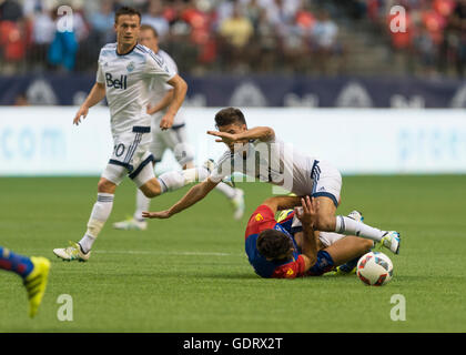 Vancouver, Kanada. 19. Juli 2016. Mile Jedinak (15) von Crystal Palace und Nicolas Mezquida (11) der Vancouver Whitecaps kollidieren. Vancouver Whitecaps gegen Crystal Palace, BC Place Stadium. Finale 2-2.  Bildnachweis: Gerry Rousseau/Alamy Live-Nachrichten Stockfoto