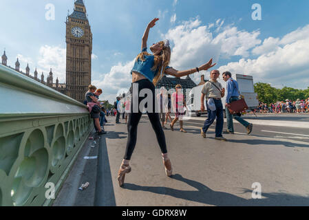 20. Juli 2016 - hatte In der britischen Hauptstadt das Quecksilber 32 C bis zum Mittag in St James Park getroffen. Die UK hat seit Sonntag backen. Das Met Office erklärt ein Level 3 Hitzewelle Warnung und Public Health England drängte Menschen zu kümmern und Aufenthalt in der Sonne. © Velar Grant/ZUMA Draht/Alamy Live-Nachrichten Stockfoto