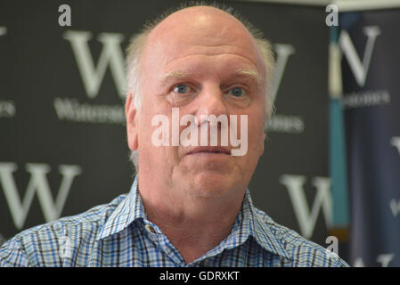 Manchester, UK. 20. Juli 2016. Peter Robinson, Autor, spricht über seinen neuen Roman "Wenn The Music über" am 20. Juli 2016, an der Deansgate Zweig Waterstones in Manchester, England. Bildnachweis: Jonathan Nicholson/Alamy Live-Nachrichten Stockfoto