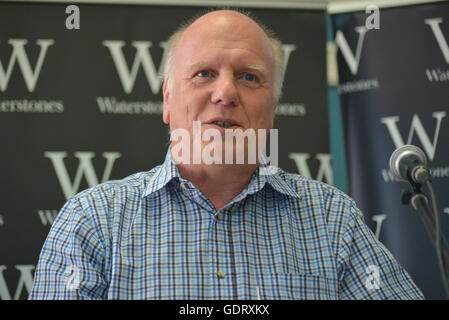 Manchester, UK. 20. Juli 2016. Peter Robinson, Autor, spricht über seinen neuen Roman "Wenn The Music über" am 20. Juli 2016, an der Deansgate Zweig Waterstones in Manchester, England. Bildnachweis: Jonathan Nicholson/Alamy Live-Nachrichten Stockfoto