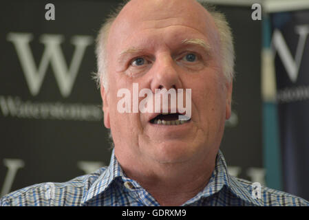 Manchester, UK. 20. Juli 2016. Peter Robinson, Autor, spricht über seinen neuen Roman "Wenn The Music über" am 20. Juli 2016, an der Deansgate Zweig Waterstones in Manchester, England. Bildnachweis: Jonathan Nicholson/Alamy Live-Nachrichten Stockfoto