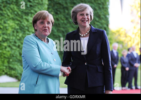 Berlin, Deutschland. 20. Juli 2016. Bundeskanzlerin Angela Merkel(L) und der britische Premierminister Theresa können eine Willkommenszeremonie vor ihrem Treffen im Kanzleramt in Berlin, Deutschland, am 20. Juli 2016 teilnehmen. Großbritannien pflegen enge Wirtschaftsbeziehungen mit Deutschland trotz seine Absicht, die Europäische Union (EU), Ausfahrt Großbritanniens neuer Premierminister Theresa May sagte am Mittwoch bei ihrem Besuch in Deutschland. Bildnachweis: Yang Guo/Xinhua/Alamy Live-Nachrichten Stockfoto