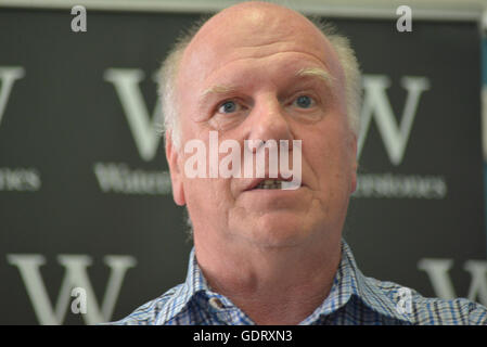 Manchester, UK. 20. Juli 2016. Peter Robinson, Autor, spricht über seinen neuen Roman "Wenn The Music über" am 20. Juli 2016, an der Deansgate Zweig Waterstones in Manchester, England. Bildnachweis: Jonathan Nicholson/Alamy Live-Nachrichten Stockfoto